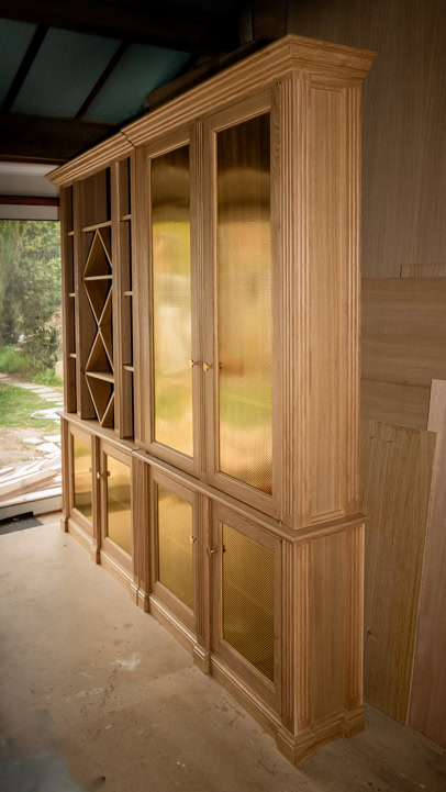 Vitrine en bois avec portes en verre doré, design élégant pour décoration intérieure.